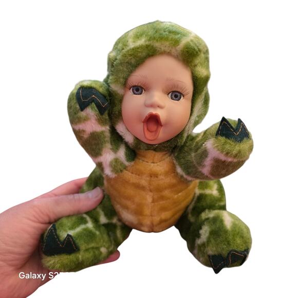 Geppeddo Cuddle Kids Porcelain Tracy T Rex Baby Doll Dinosaur Plush Toy 2001 - Picture 1 of 4